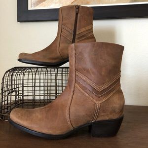 Clarks Artisan Light Brown Boots Size 8.5